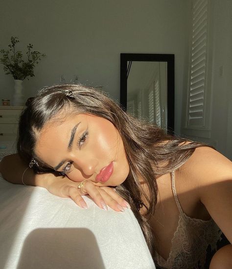 Maya Alatorre, Victoria Clark, Dirty Air, Selfie Poses Instagram, Self Portrait Poses, Selfie Inspo, Pics Ideas, Poses For Photos, Instagram Photo Inspiration