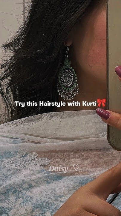 Traditional Hairstyle For Kurti, Haïr Style For Kurti, Simple Hairstyle For Kurti, Kurti Hairstyle For Long Hair, Easy Hairstyles On Kurti, Hairstyles With Kurti, Hairstyles On Kurti Wear, Kurti Poses Aesthetic, Kurti Hairstyle