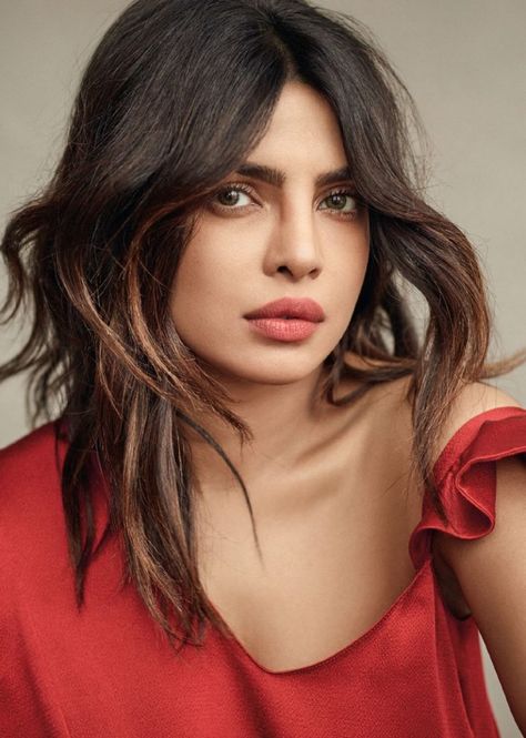 Actress Priyanka Chopra wears a red Valentino dress Red Valentino Dress, Celebrity Beauty Secrets, Beauty Tips In Urdu, Haircut Inspiration, Celebrity Beauty, Priyanka Chopra, Bollywood Celebrities, Gal Gadot, Bollywood Actress