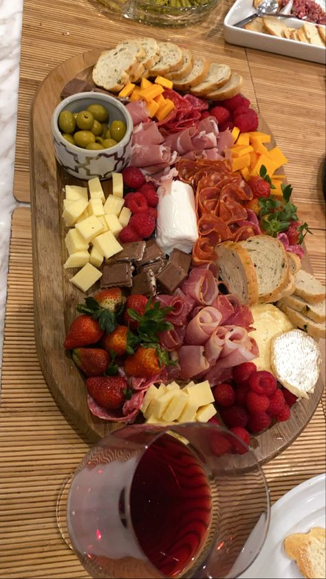 Charcuterie Board Easy, Amazing Food Platters, Homemade Cooking, Charcuterie Recipes, Picnic Food, Buffet Food, Party Food Appetizers, Food Platters, Food Obsession