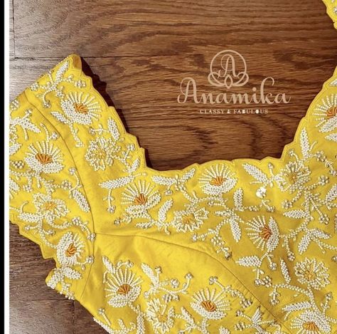 Blouse Designs Catalogue, New Saree Blouse Designs, Traditional Blouse Designs, Cutwork Blouse Designs, Blouse Design Images, Blouse Designs Indian, Pretty Yellow, Ladies Blouse Designs, Blouse Designs Silk