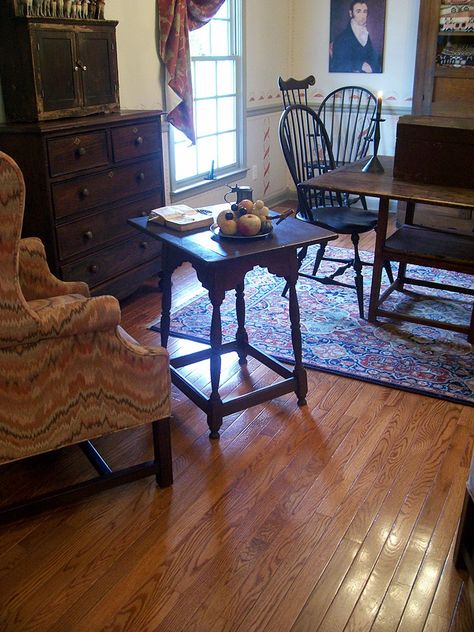 Those Comb Back Chairs are every where at Harvest House Designs~ Pennsylvania Farmhouse, Colonial Home Interior, Colonial Dining Room, Colonial Interiors, Early American Decor, Colonial Decorating, Colonial Home Decor, Primitive Dining Rooms, Americana Design