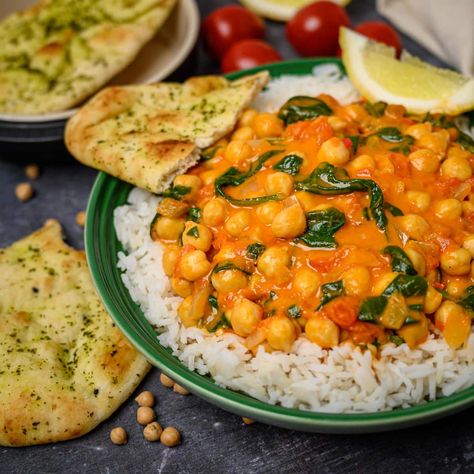 Creamy chana masala is a variation of one of the most popular Indian vegan dishes. It's a hearty chickpea and tomato curry that's made creamy with the addition of coconut milk. It's also super easy to make in just over 30 minutes for a delicious quick dinner. Vegan Cocotte, Vegan Chickpea Recipes, Budget Vegan, Quick Delicious Dinner, Vegan Jambalaya, Indian Vegan, Lenten Recipes, Weekly Recipes, Cheap Vegan