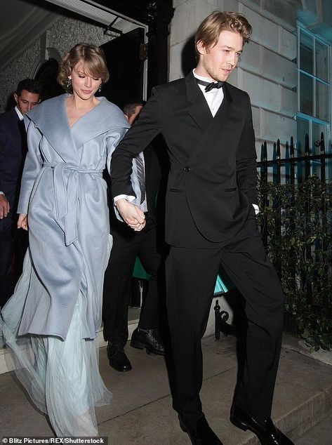 Taylor Swift And Joe Alwyn, Taylor Swift Boyfriends, Joe Taylor, Joe Alwyn, Swift Outfits, Stella Mccartney Dresses, Suki Waterhouse, Hollywood Life, Taylor Swift Fan