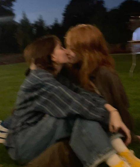 Ginger And Brunette Couple Aesthetic, Sadie Sink With Friends, Ginger And Black Hair Lesbian Couple, Gf Goals Aesthetic, Wlw Faceless Aesthetic, Ginger And Brunette Couple, Sapphic Couple Photos, Cute Wlw Pictures, Wlw Lockscreen