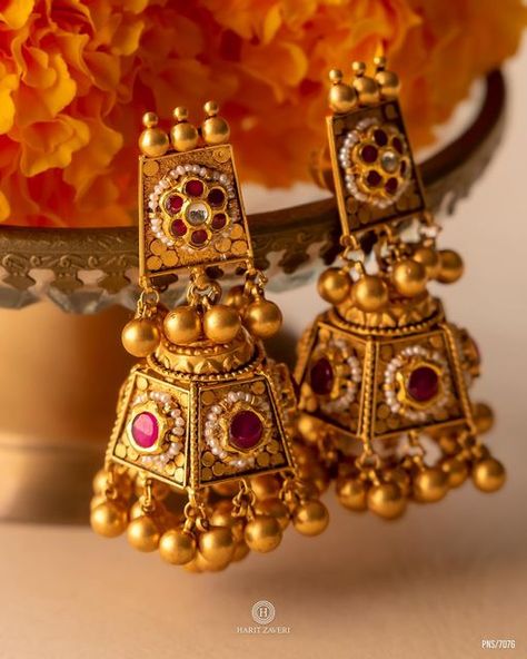 Antique Earrings Jhumka, Traditional Gold Earrings, Pearl Necklace Tutorial, Golden Jhumka, Big Earrings Gold, Antique Gold Jewellery, Indian Gold Jewellery Design, Vintage Indian Jewelry, 22k Gold Earrings