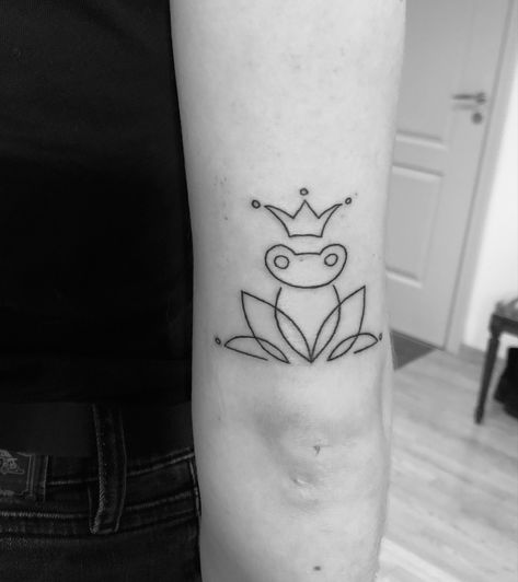 One Line Frog Tattoo, Frog Tattoos Small, Frog Prince Tattoo, Frog Tattoos For Women, Fine Line Frog Tattoo, Cute Frog Tattoo Small, Mini Frog Tattoo, Small Frog Tattoo, Prince Tattoos