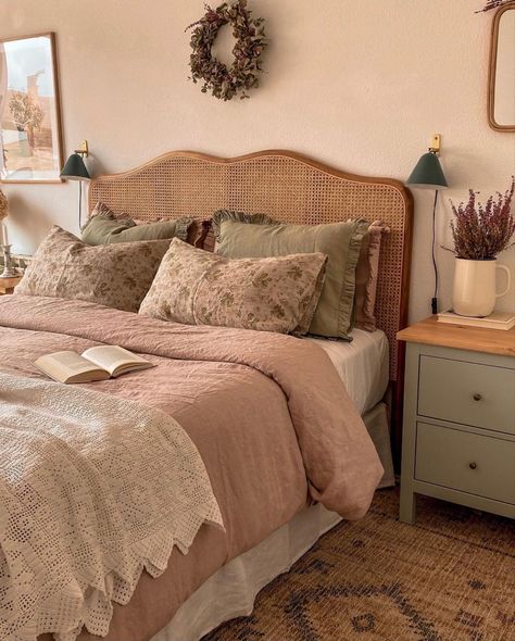 Victorian Garden Aesthetic Bedroom, Bedroom For Older Women, Cottage Core Bedspread, Cottagecore Cozy Bedroom, Whimsical Victorian Decor, Pink Vintage Bedroom Aesthetic, Colorful Cottagecore Bedroom, Vintage Country Bedroom, Cozy Cottage Home Decor