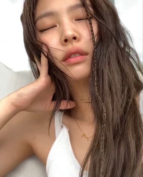 #jennie #blackpink #jennie2020 #model #girlgroups #blink #gif #stage #BLACKPINKINYOURAREA #kimjennie #kpop #yg #beautiful #kuma #outfit #style #photography #photoshoot #musicvideo #mv #brownhair #thealbum #lovesickgirls Jennie Brown Hair, Jennie Brown, Jennie Pics, Kim Brown, Bp Video, Jen Videos, Insta Videos, Blackpink Video, Jennie Lisa