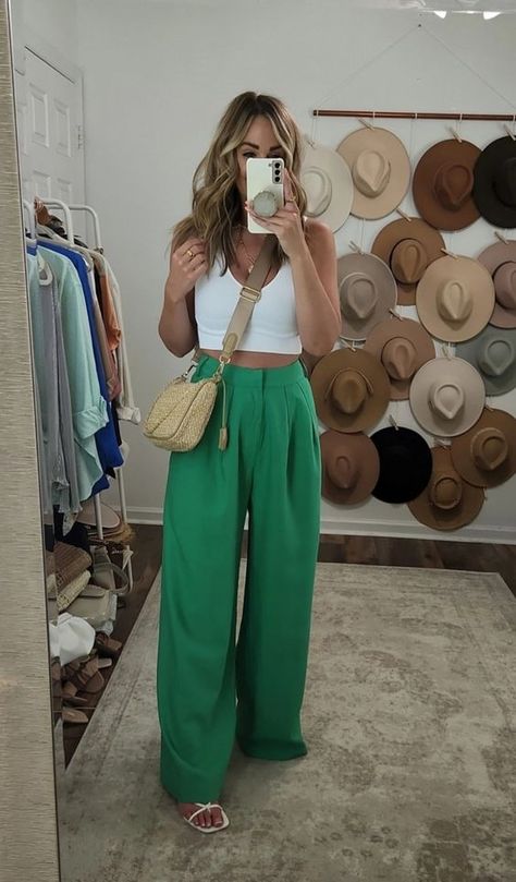 Como Combinar Un Pantalon Verde: 10 Ideas Refrescantes De Atuendos Con Pantalon Verde - Esmilna Castillo Green Wide Leg Pants Outfit, Trousers Outfit Summer, Outfits Pantalon Verde, Wide Leg Pants Outfit Summer, Wide Leg Pants Outfit Casual, Green Trousers Outfit, Wide Leg Trousers Outfit, White Tops Outfit, Women's Wardrobe Essentials