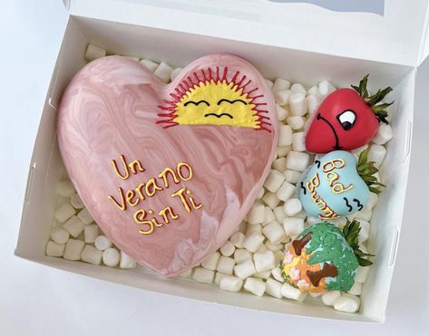 Bad Bunny Chocolate Breakable Heart, Bad Bunny Gifts Ideas, Bad Bunny Heart Cake, Bad Bunny Chocolate Covered Strawberries, Bad Bunny Strawberries, Bad Bunny Cupcakes, Bad Bunny Diy, Bad Bunny Cake Ideas, Bad Bunny Party Theme