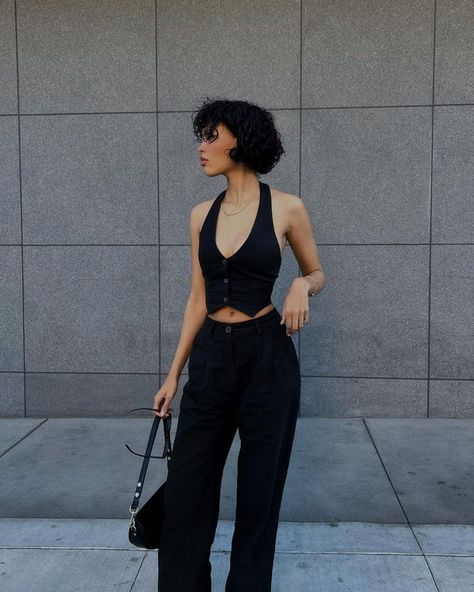 Nara Aziza Smith on Instagram: “❤️‍🔥” Nara Smith, Curly Hair Photos, Mode Vintage, New Classic, Nara, Black Outfit, Look Cool, Modest Fashion, Pretty Outfits