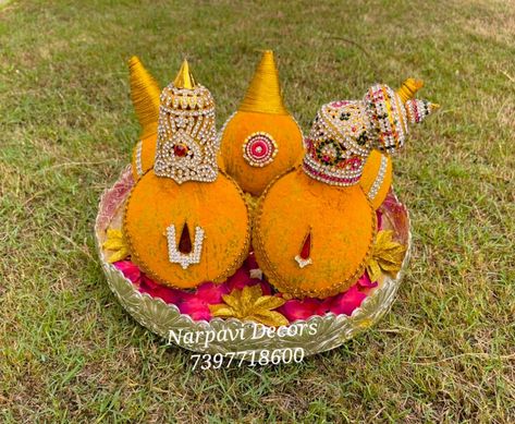 Aarathi Thattu For Wedding, Coconut Plate Decoration, Bathukamma Decoration Ideas, Plate Decoration Wedding Indian, Coconut Decoration, Wedding Plate, Home Flower Decor, Thali Decoration Ideas, Diy Floral Decor