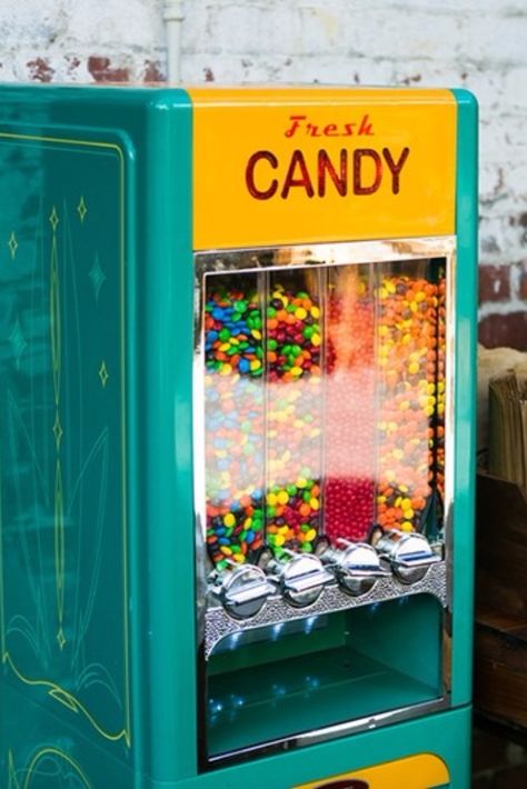 Here is a new twist on the "candy bar" idea. Give your wedding that retro feel by putting an actual candy machine in. Make sure to have extra to refill the machine. This is sure to be a hit with kids of all ages! Vintage Machine Shop, Vintage Candy Machine, Retro Candy Shop, 90s Candy, Charlie Chocolate Factory, Carnival Ideas, Candy Stand, Old Candy, Kids Cafe