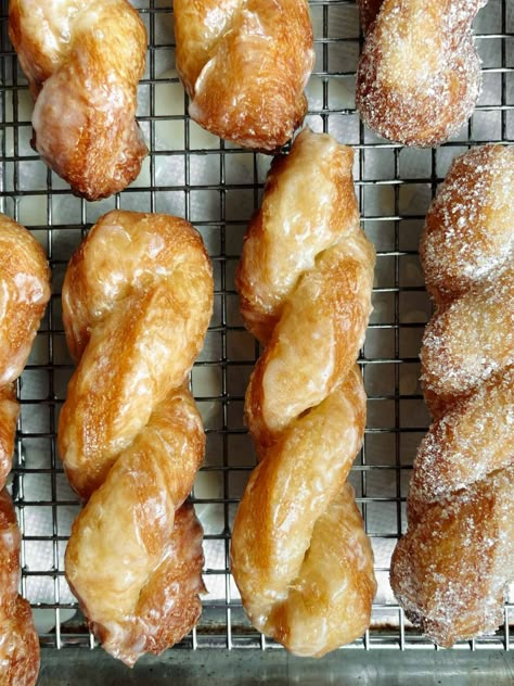 Flaky Homemade Croissant Twists - The Vanilla Bean Blog Circular Croissant Recipe, Brioche Dessert Recipes, Croissant Recipe Stuffed, Homemade Cruffins, Crossiant Recipes, Vanilla Bean Blog, Pastry Twists, Vanilla Desserts, Homemade Croissants