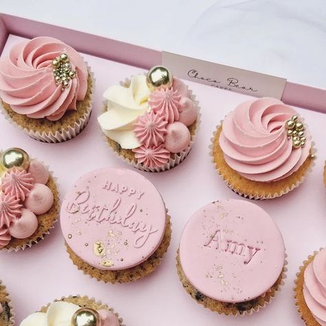 Choco Bear Cakes on Instagram: "A m y 💫 Amy's birthday cupcakes are always one of my favourites to make! Pretty pinks with gold detailing boxed in the perfect blossom pink OLBAA boxes to match! Boxes - @olbaa_cake_box (You can use code CHOCO10 for ££ off) Sprinkles - @shirebakery Colours - @colour.mill Raspberry/Taupe/Liliac Nozzels - @wiltoncakes 1A,1B,4B Swirl - Jem 3J #pinkcupcakes #prettycupcake #cupcakeinspo #cupcakelove #cupcakeboxes #manchestercupcakes #cupcakeswirl #cupcakeideas #cupcakegrid #cupcakedesign #cupcakedecorating #cupcakegrid #cupcakesofinsta #pinkinspo #pinkbirthday #colourmillmade" Match Boxes, Pretty Cupcakes, Cupcake Boxes, Pink Cupcakes, Cake Box, Bear Cakes, Pink Birthday, Fun Cookies, Box Cake