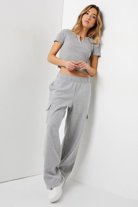 Wide Leg Cargo Sweatpants, Cargo Sweatpants Outfit, Low Rise Sweatpants, Denim Styling, Cargo Sweatpants, Slim Fit Joggers, Dress Book, Wide Leg Sweatpants, Sweat Joggers