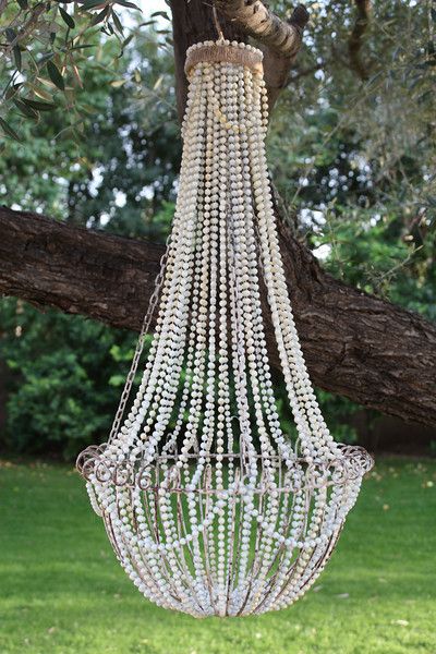 DIY:  French Beaded Chandelier - made from a hanging wire basket &  $ Store beads.  This is an awesome tutorial & so creative!!! Hanging Wire Basket, French Country Chandelier, Country Chandelier, Outdoor Chandelier, Diy Chandelier, Inexpensive Home Decor, Affordable Decor, Wire Basket, Beaded Chandelier