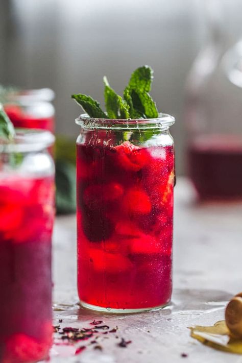 Hibiscus Iced Tea, Travel Edinburgh, Raspberry Recipe, Edinburgh London, بذور الشيا, Iced Tea Recipe, Full Body Detox, Iced Tea Recipes, Smoothie Detox