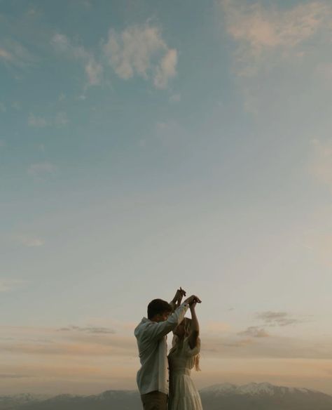 Mountain Couple Photoshoot, River Engagement Photos, Couple Beach Pictures, Lake Photoshoot, Couples Modeling, Outdoor Couple, Couples Shoot, Couples Vibe, Beach Shoot