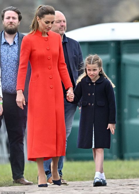 Prince George And Princess Charlotte, Cardiff Castle, Düşes Kate, Castles In Wales, Princesa Charlotte, Looks Kate Middleton, Old Prince, Visit Wales, Prince Charles And Camilla