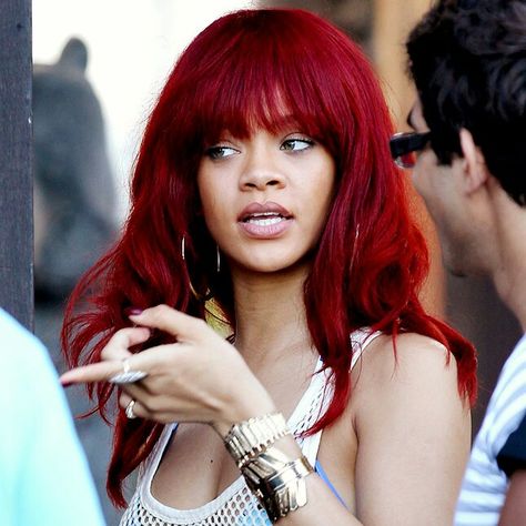 Rihanna Red Hair Rihanna, Red Hair With Fringe, Rihanna Icon, Rihanna Red Hair, Hair With Fringe, Rihanna Street Style, Cherry Red Hair, Rihanna Hairstyles, Caribbean Queen