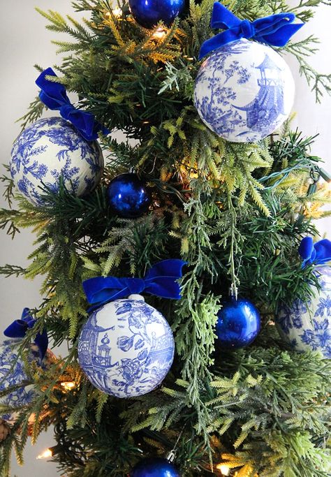 Diy Chinoiserie Ornaments, Diy Chinoiserie, Chinoiserie Christmas Tree, Green Gold Christmas, Chinoiserie Ornaments, Holiday Hacks, Old Ornaments, Chinoiserie Christmas, 2025 Style