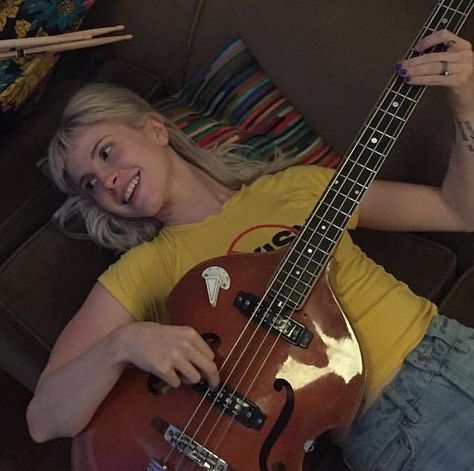 Hayley Williams Guitar, Hailey Williams, Haley Williams, Hayley Paramore, Taylor York, Paramore Hayley Williams, Queen Mother, Hayley Williams, Bass Guitars