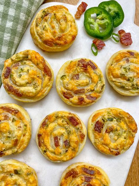 Jalapeno Popper Pinwheels, Jalapeno Bacon Pinwheels, Puff Pastry Jalapeno Poppers, Jalapeno Popper Puff Pastry, Jalepeno Popper Pinwheel Recipes, Jalepeno Popper Crescent Roll, Best Jalapeno Poppers, Egg Puff, Spicy Appetizers