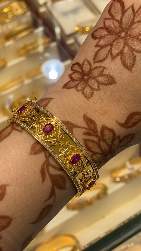 Arabic Gold Bangles Design, Khaleeji Gold Jewelry, Middle Eastern Jewelry Aesthetic, Arab Gold Aesthetic, Arab Gold Earrings, Middle Eastern Gold Jewelry, Arab Jewelry Aesthetic, Gold Arabic Jewelry, Arabic Gold Bracelet