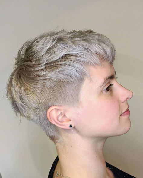 Short Hair Color Ideas, Short Haircuts Ideas, Short Haircut Ideas, Women Haircut, Pixie Haircut Ideas, Short Hair Tomboy, Crop Hair, Really Short Hair, Beautiful Braided Hair