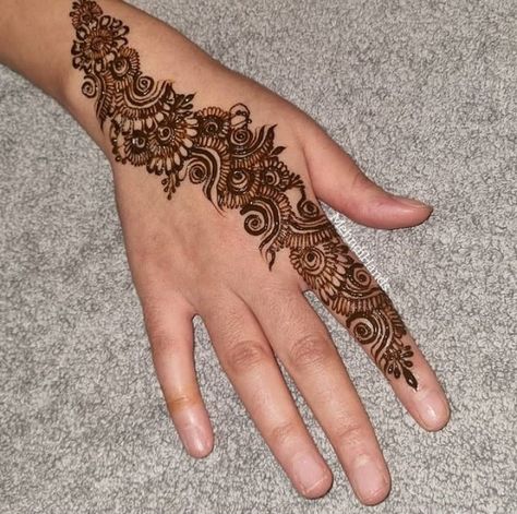 Simple Henna Designs Hand, Cool Henna, Back Hand Henna, Cute Henna Designs, Unique Henna, Simple Arabic Mehndi, Henna Candles, Simple Arabic Mehndi Designs, Cute Henna