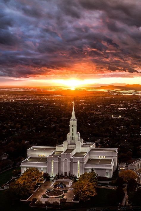 Sitting high above the city on the mountain side, this is a true beacon of truth and light to all. Temple Sunrise, Ogden Temple, Bountiful Temple, Lds Pictures, Lds Temple Pictures, Later Day Saints, Mormon Temples, Temple Pictures, Lds Art