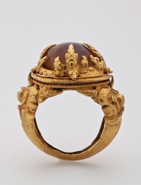 Java, Indonesian ring, gold from the 9th century. Imperiul Roman, Bijoux Art Deco, Ancient Jewels, Khmer Empire, Bijoux Art Nouveau, Ancient Jewellery, Historical Jewellery, Medieval Jewelry, Ancient Jewelry