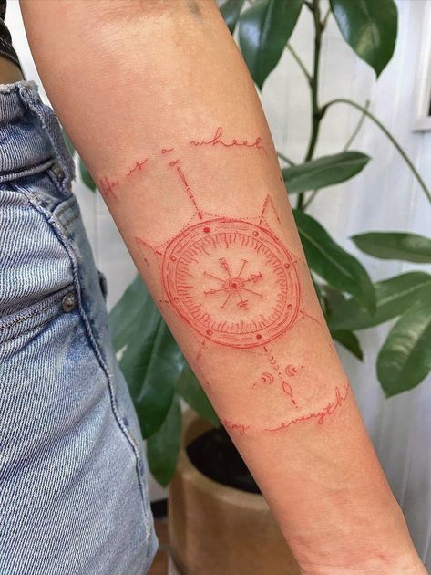 Tatuaje de rueda de la fortuna con diseño tarot y tipografía cursiva, en fine line color rojo ❤️ Wheel Of Fortune Tarot Tattoo, Wheel Of Fortune Tattoo, Fortune Tattoo, Wheel Aesthetic, Fortune Wheel, Real Tattoos, Wheel Tattoo, Wheel Of Fortune Tarot, Tarot Tattoo