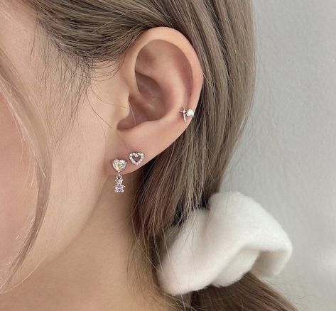 Auricle Piercing, Minimalist Ear Piercings, Cool Ear Piercings, Pretty Ear Piercings, Cute Ear Piercings, Cute Piercings, Dior Jewelry, Jewelry Outfit, Bar Earrings