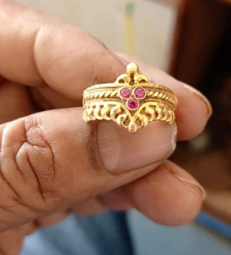 Vanki Ring, Big Earrings Gold, Pretty Gold Necklaces, Chudidhar Neck Designs, Kids Gold Jewelry, Flower Jewelry Designs, Gold Finger Rings, Gold Bridal Necklace, Ladies Rings