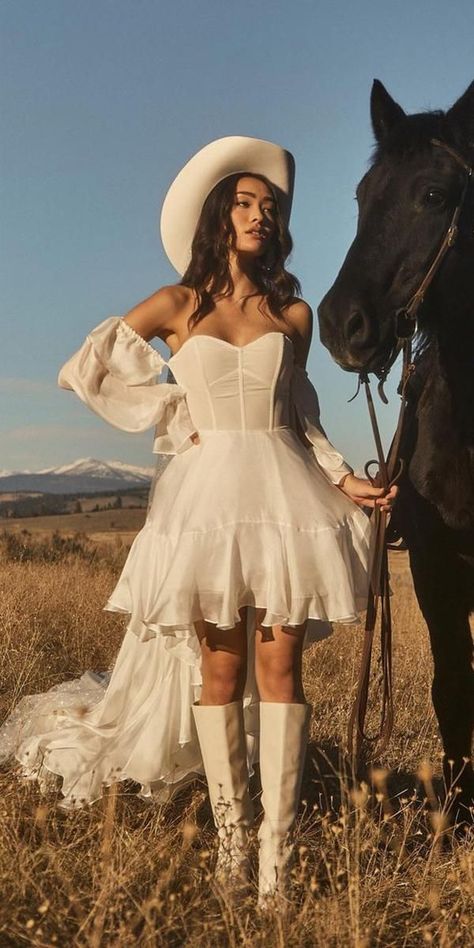 Trend Of The Year: 15 High Low Wedding Dresses ❤ high low wedding dresses simple sweetheart neckline tara_lauren ❤ #weddingdresses #weddingoutfit #bridaloutfit #weddinggown Western Bridal Portraits, Cowboy Wedding Dress, Horse Pfp, Horse Wedding Photos, High Low Wedding Dresses, Vestidos Country, Western Photo Shoots, Horse Photoshoot, Cowgirl Photoshoot