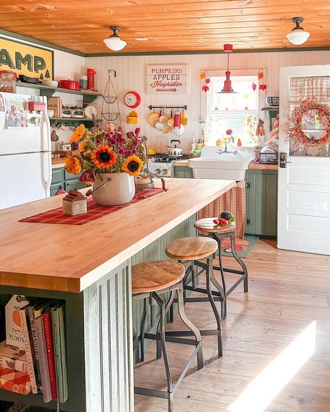 Vintage Cabin Kitchen, Cabin Kitchen, Casa Country, Vintage Cabin, Cocoppa Wallpaper, Cabin Kitchens, Lucky Dog, Remodel Kitchen, The Cabin