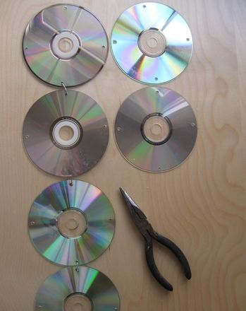 What do you do with all those old CD's? How about making a CD Curtain! Old Cd Crafts, Cd Idea, Recycled Cds, Snowflake Sticker, Old Cd, Old Cds, Cd Crafts, Cd Art, Upcycled Crafts