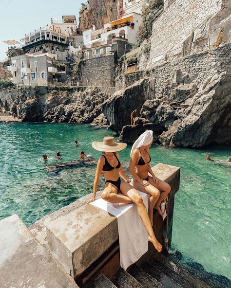 Teresa Sala on Instagram: “Such an amazing time this week with this babe @ahhtash and the greatest team 🐠💦 European dream in the best location 🇮🇹 #italy #praiano -…” Almafi Coast Italy, Italy Vibes, Italy Street, Summer Picture Poses, Italy Outfits, Wanderlust Travel, Best Location, Places Around The World, Travel Aesthetic