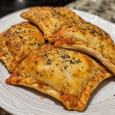 Low Carb Calzone, Keto Calzone, Low Carb Easy Recipes, Walnut Bread Recipe, Bacon Fried Cabbage, Low Carb Marinara, Keto Recipes For Beginners, Free Keto Meal Plan, Low Carb Easy