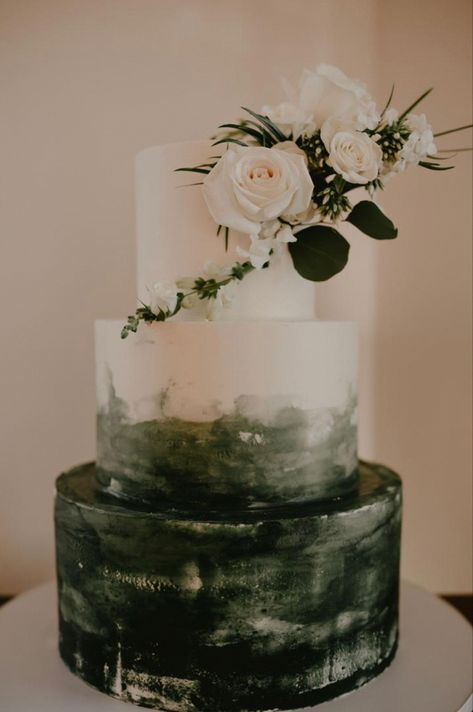 Wedding Cake Emerald Green, Wedding Cake Forest, Green Fall Weddings, Dark Green Wedding, Green Wedding Cake, Western Themed Wedding, Forest Theme Wedding, Black Wedding Cakes, Winter Wedding Cake