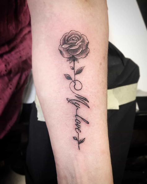 Name In Rose Tattoo, Tattoo Ideas For Dead Loved Ones, Rose With Name Stem Tattoo, Tattoos On Wrist, Rose Tattoo With Name, Memorial Tattoo Designs, Husband Tattoo, Baby Name Tattoos, Memory Of A Loved One