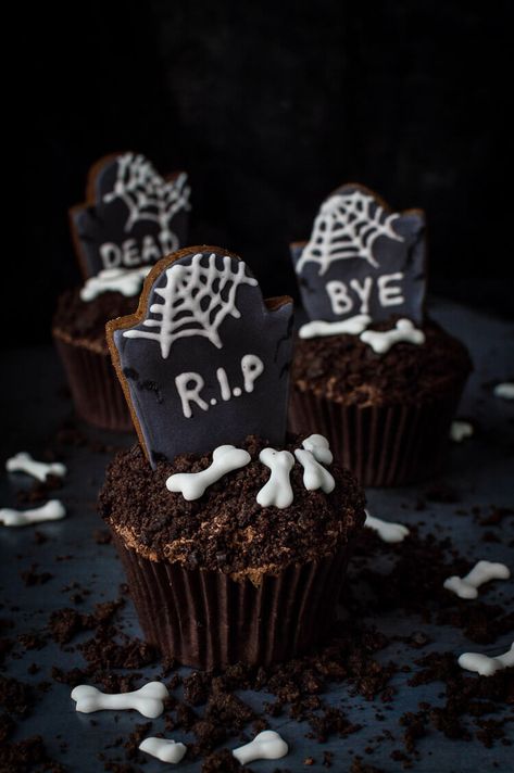 Tombstone cupcakes for Halloween - these impressive chocolate graveyard cupcakes with gingerbread tombstones, cookie dirt and royal icing bones are seriously spooky, utterly delicious and totally vegan! Step by step photos included. #vegan #Halloween #cupcakes #chocolate Vegan Halloween Desserts, Vegan Halloween Candy, Vegan Halloween Treat, Halloween Candy Recipes, Vegan Royal Icing, Cupcakes For Halloween, Vegan Halloween Food, Spooky Halloween Desserts, Pasteles Halloween