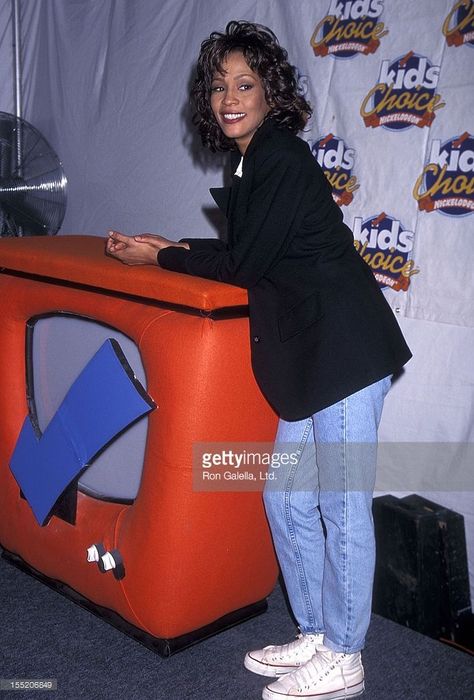 db957c626a8cd7a27231adfbf51e20ebdesc44998716ri Whitney Houston 90s Style, Whitney Houston 80s, Heaven Clothes, Whitney Houston Young, Houston Pictures, Whitney Houston Pictures, Kids Choice Awards, Gamine Style, Houston Fashion