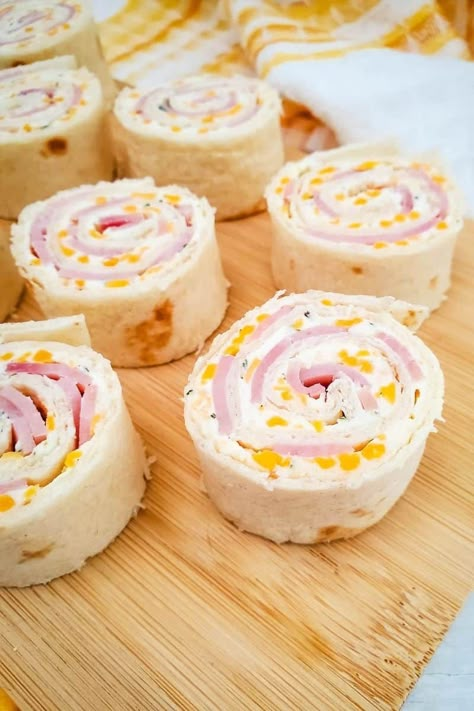 Looking for a new and improved cold lunch idea? These ham and cheese roll-ups are just as easy to prepare as they are tasty to eat. Ham Cheese Rolls, Cheese Roll Ups, Ham And Cheese Roll Ups, Ham And Cheese Pinwheels, Cold Lunch, Cheese Roll, Cream Cheese Rolls, Pinwheel Recipes, Cold Lunches