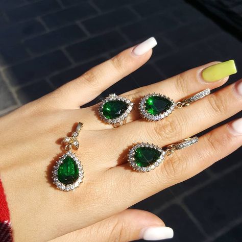 Emerald Set, Authentic Set, Hurrem Set, Ottoman Set, Turkish Handmade Set, 925k Silver Set, Emerald Ring, Emerald Earring, Emerald Pendant, Gift For Women ♧Gray Material Silver  ♧Yellow Material is Bronze. ♧It is produced and shipped in Türkiye's Grand Bazaar. ♧Via Navlungo Company Ships via Fedex, UPS. ♧Delivery takes between 5 - 10 days.  ♧Thanks for stopping by my store Emerald Jewelry Set, Ottoman Jewelry, Green Stone Jewelry, Emerald Set, Jewelry Emerald, Earring Ring, Small Workshop, Pendant Earring, Grand Bazaar