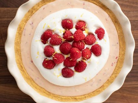 Get Raspberry Lemonade Freezer Pie Recipe from Food Network Raspberry Lemonade Pie, Freezer Pie, Bake Sweets, Lemonade Pie, Food Network Canada, Lemon Pudding, Pioneer Woman Recipes, Chocolate Sandwich Cookies, Ree Drummond