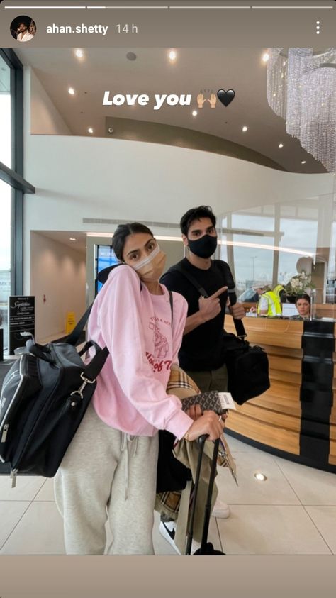 Athiya Shetty, Jeans And T Shirt Outfit, Modest Hijab, Kl Rahul, Airport Fits, Simple Style Outfits, Celebrity Casual Outfits, Kylie Jenner Outfits, Blood Art